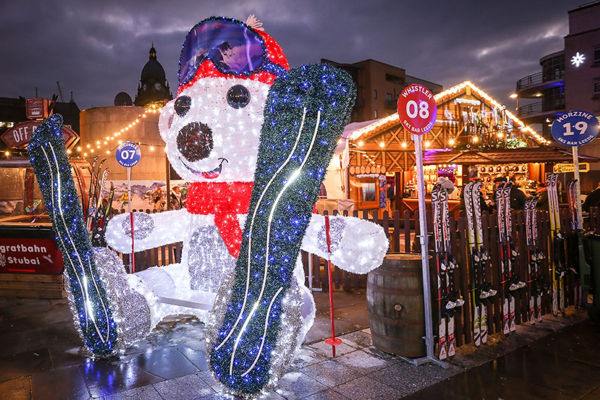 The illuminated Ski bear in front of the Ski Bar